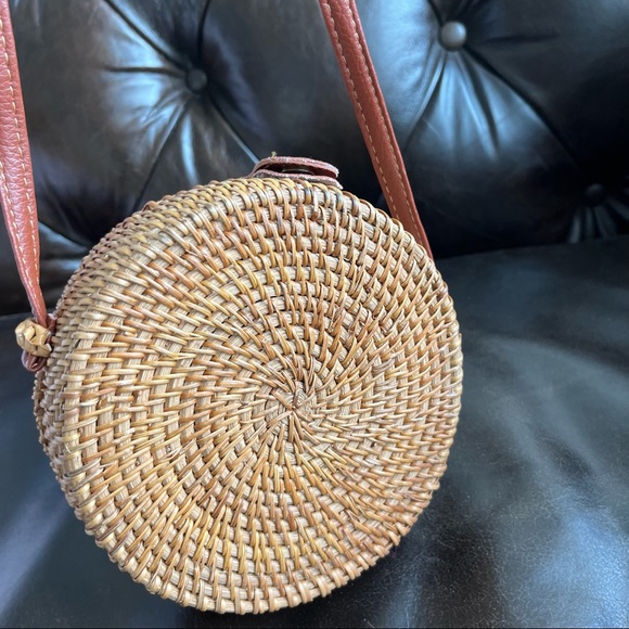 Round Rattan crossbody bag - Picture 3 of 5